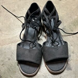 Women’s low heel dress shoes
